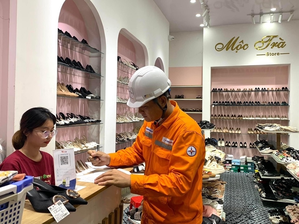 Hộ kinh doanh ký cam kết tiết kiệm điện với Điện lực Hải Hậu 