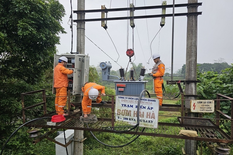 Cán bộ công nhân Điện lực Chiêm Hóa (PC Tuyên Quang) kiểm tra trạm biến áp Bơm Hải Hà đảm bảo lưới điện an toàn