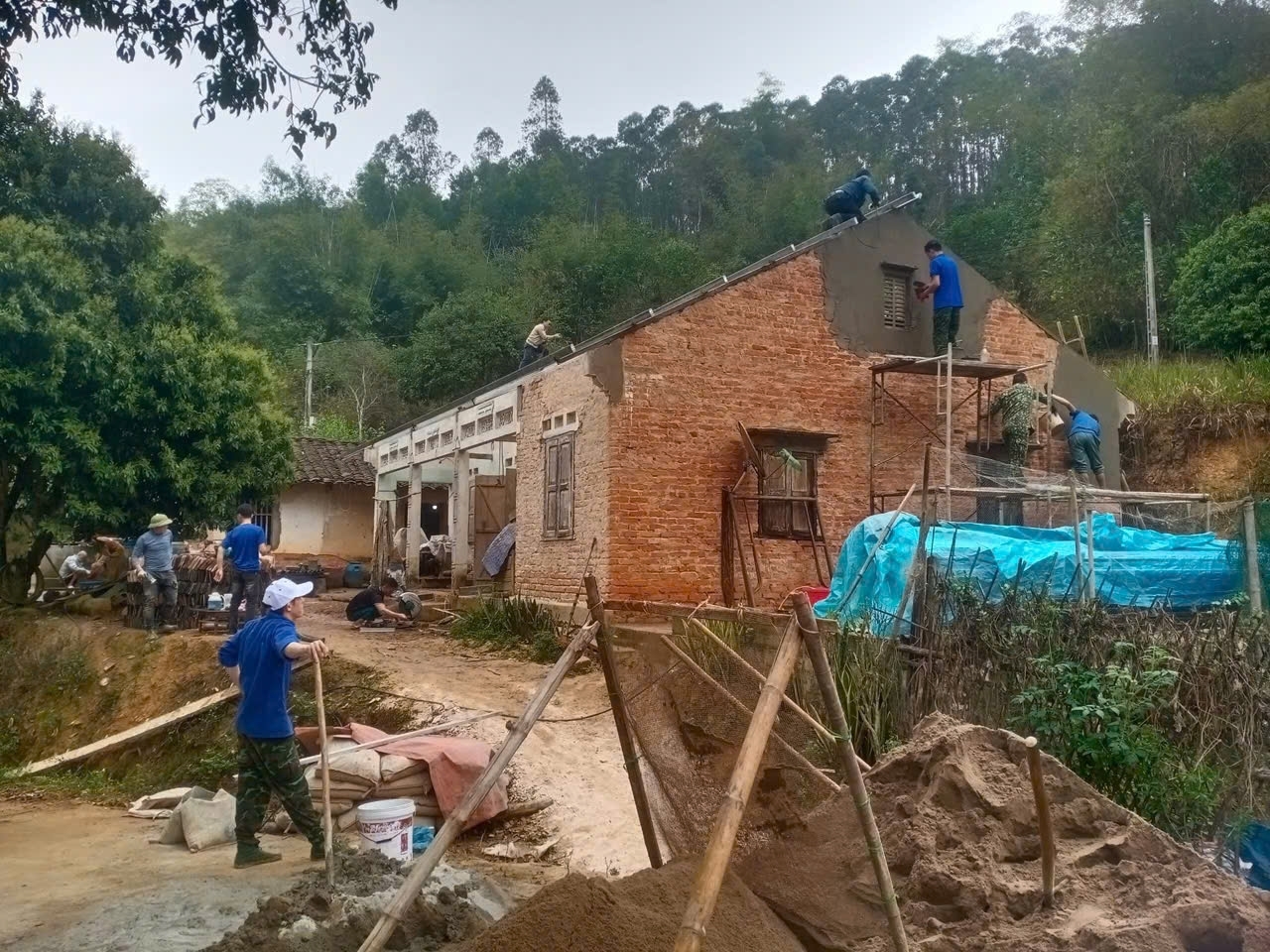 Thủ tướng Chính phủ vừa ban hành Quyết định số 808/QĐ-TTg ngày 23/4/2025 về việc kiện toàn Ban Chỉ đạo Trung ương triển khai xóa nhà tạm, nhà dột nát trên phạm vi cả nước