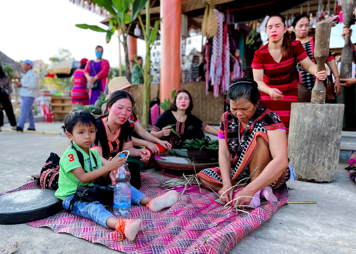 Phụ nữ Tà Ôi đan chiếu Âmber và bán tại chỗ cho khách. Đây là nét độc đáo ở chợ phiên A Lưới 