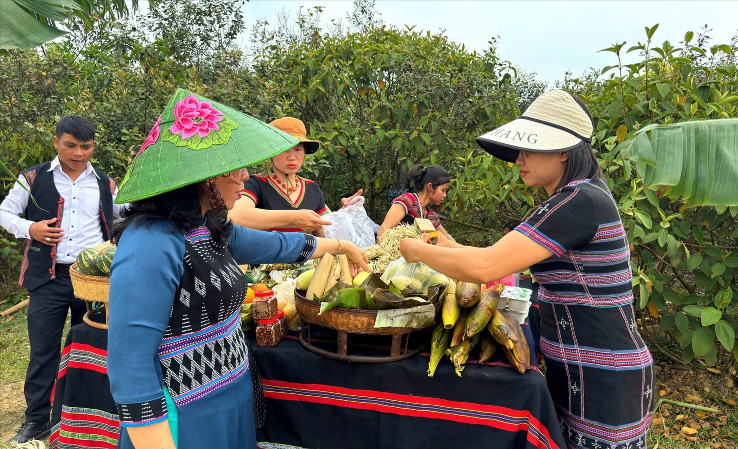 Nhiều nông sản được bán tại chợ phiên A Lưới 
