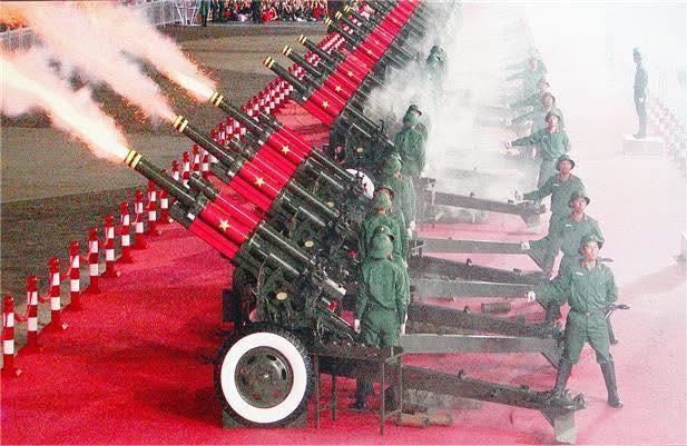 Nghi thức bắn đại bác chào cờ tại Công viên Bến Bạch Đằng trong buổi Tổng hợp luyện diễu binh, diễu hành lần thứ hai. 