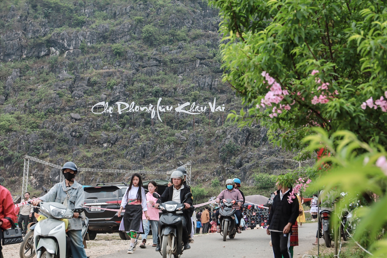Nhộn nhịp con đường tới chợ