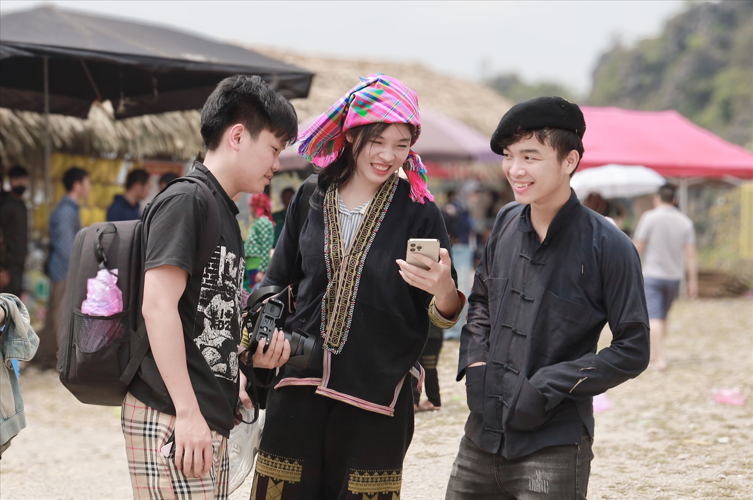 Nụ cười duyên của những nam thanh, nữ tú trong vùng
