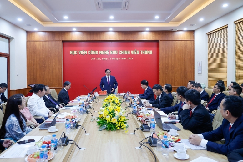 Định hướng thời gian tới, Thủ tướng nêu rõ, Học viện phải tiếp tục bám sát tình hình, dự báo xu thế, trên cơ sở đó đưa ra mục tiêu, nhiệm vụ, giải pháp phát triển phù hợp xu thế, yêu cầu phát triển, mong đợi của đất nước, của nhân dân - Ảnh: VGP/Nhật Bắc