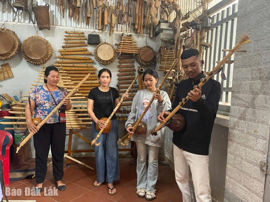 Đàn B’rôh cách điệu của nghệ sĩ Nguyễn Trường thu hút nhiều người yêu âm nhạc tìm đến học tập, trải nghiệm.