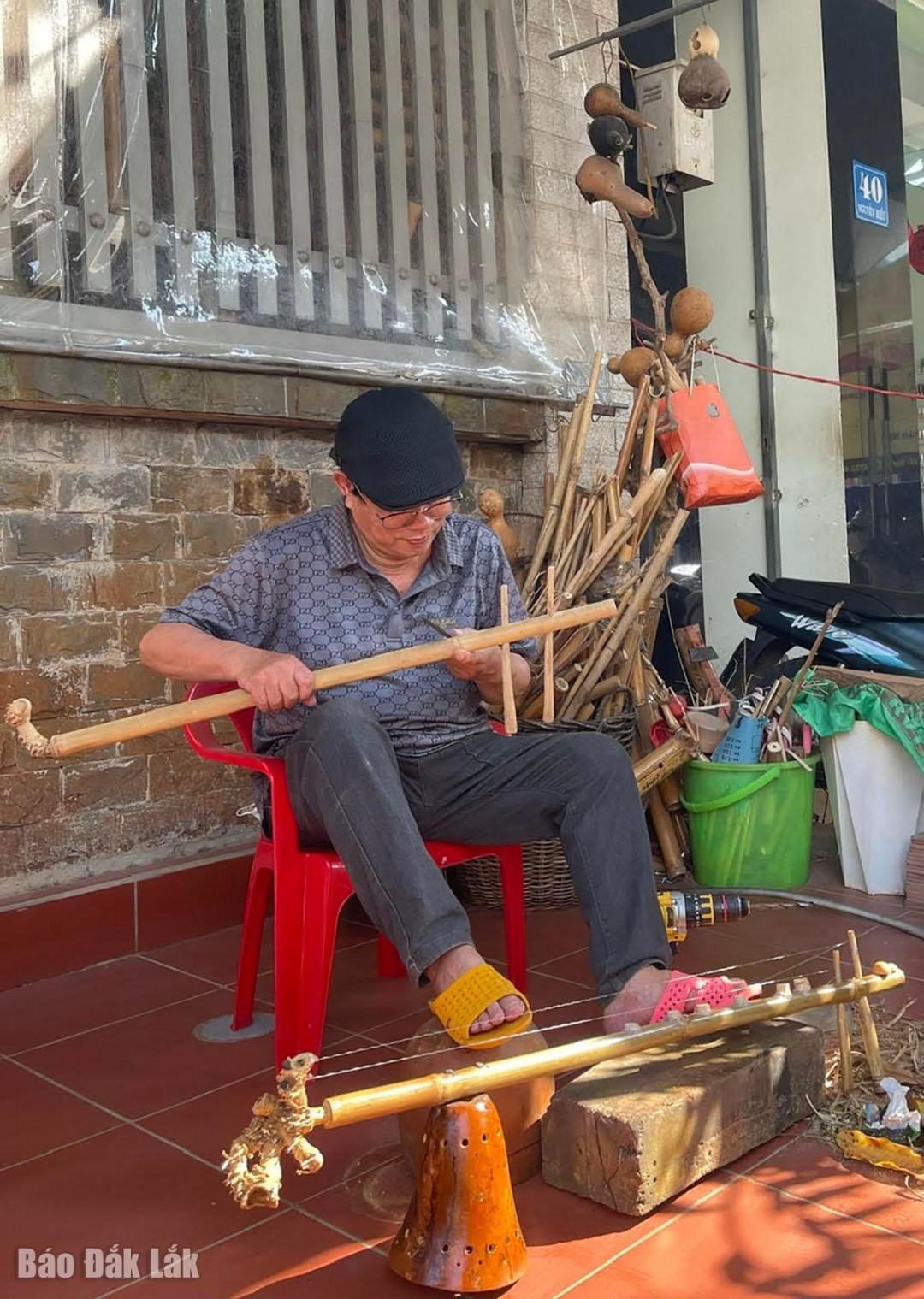 Nghệ sĩ Nguyễn Trường đam mê chế tác cây đàn B’rôh cách điệu của mình.