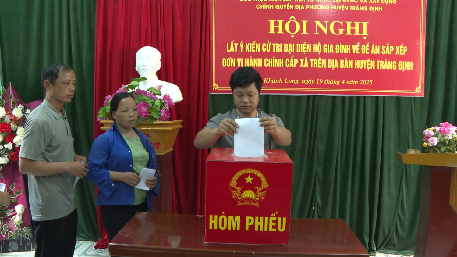 Người dân xã Khánh Long, huyện Tràng Định, tỉnh Lạng Sơn bỏ phiếu lấy ý kiến sáp nhập cấp xã