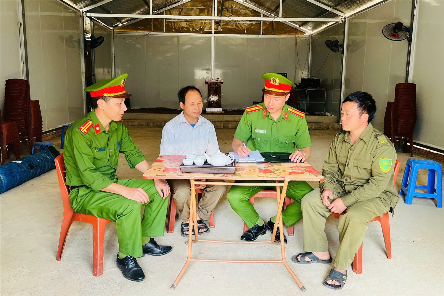 Lực lượng Công an xã Mường Khoa tăng cường xuống địa bàn, bám bản, bám dân