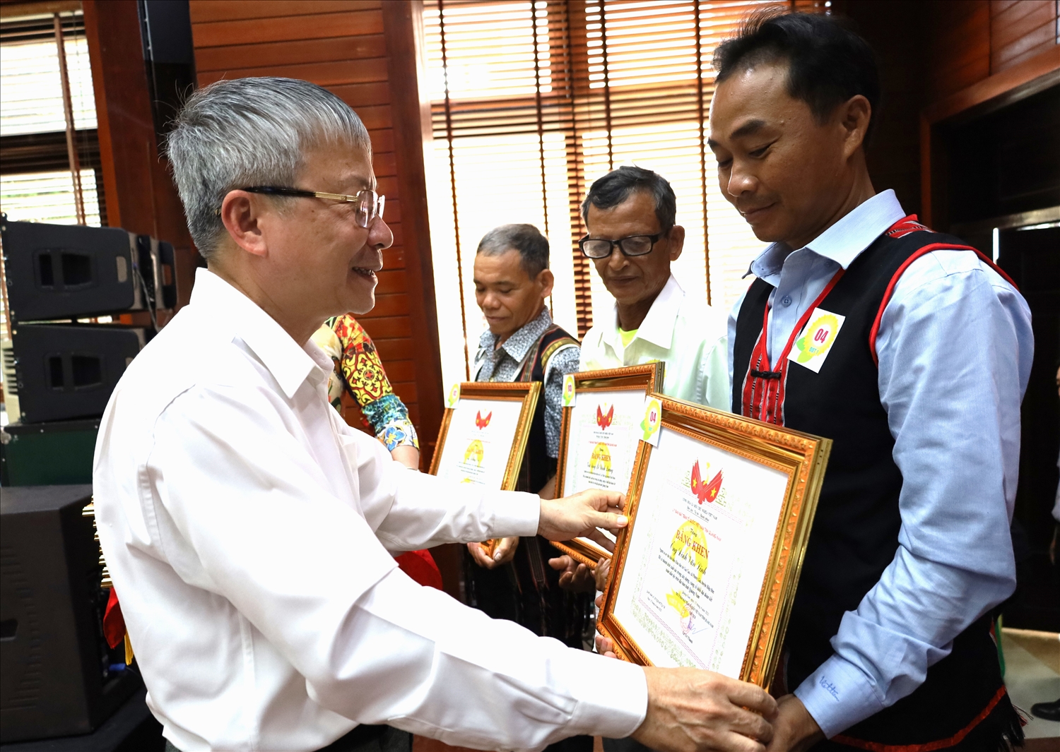 Ông Nguyễn Đức Dũng - Phó Bí thư Thường trực, Chủ tịch HĐND tỉnh Quảng Nam tặng Bằng khen cho Người có uy tín tiêu biểu.