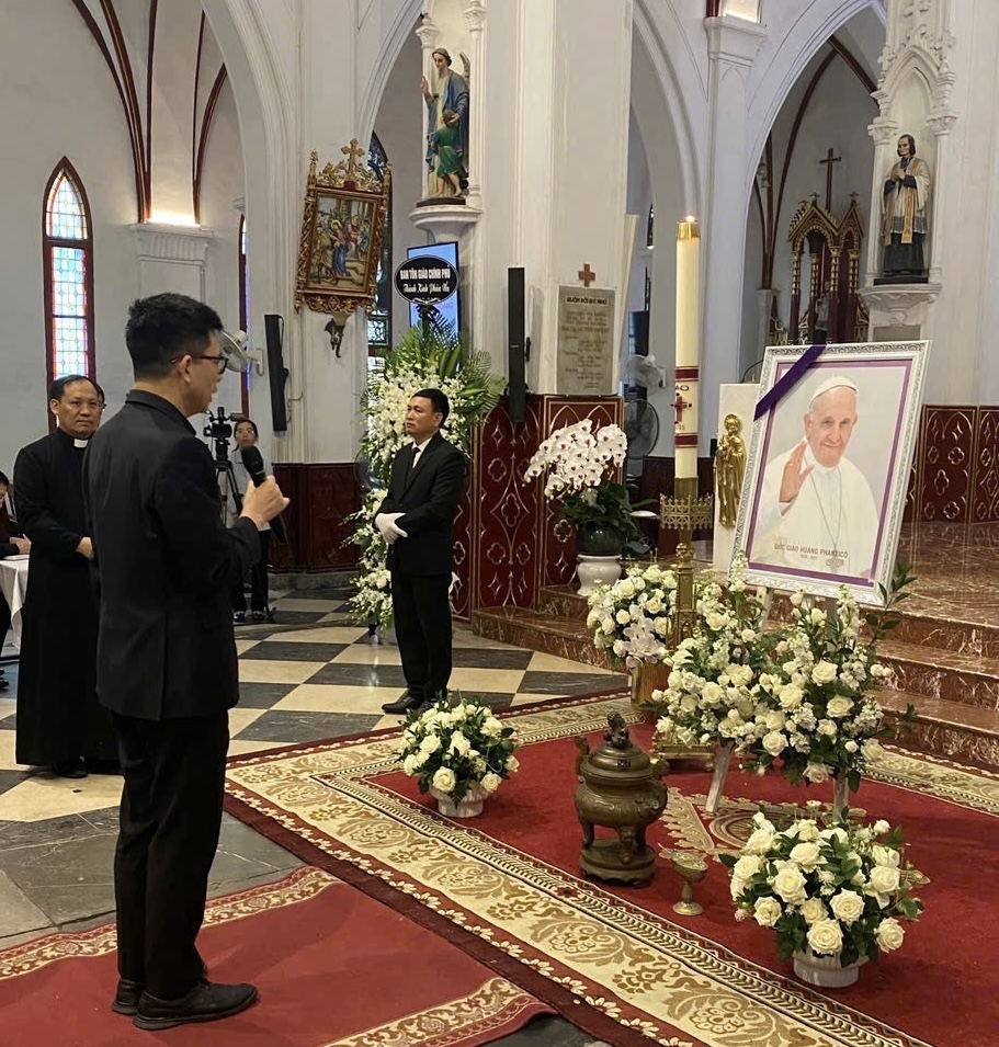 Ông Nguyễn Tiến Trọng, Phó Trưởng Ban Tôn giáo Chính phủ, Bộ Dân tộc và Tôn giáo tại lễ viếng