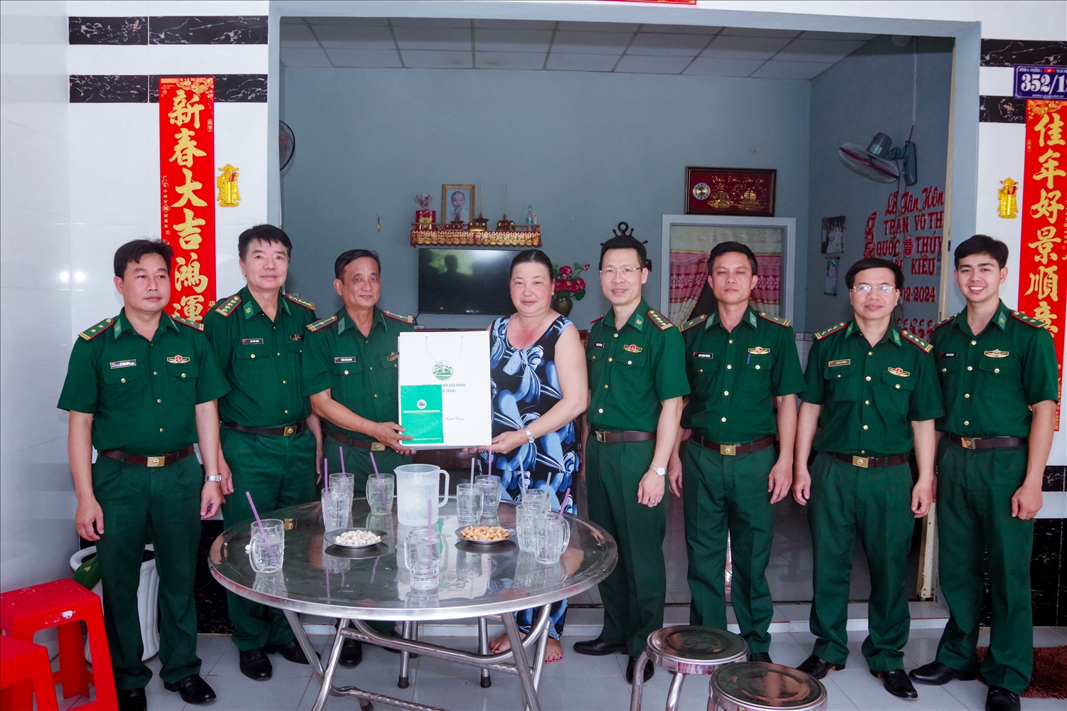 Đoàn công tác trao quà của Bộ Quốc phòng và Đảng ủy Bộ chỉ huy BĐBP tỉnh Sóc Trăng đến gia đình Thiếu tá Trần Văn Quang, thân nhân Liệt sĩ