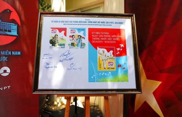 Bộ tem gồm 2 mẫu tem và 1 blốc