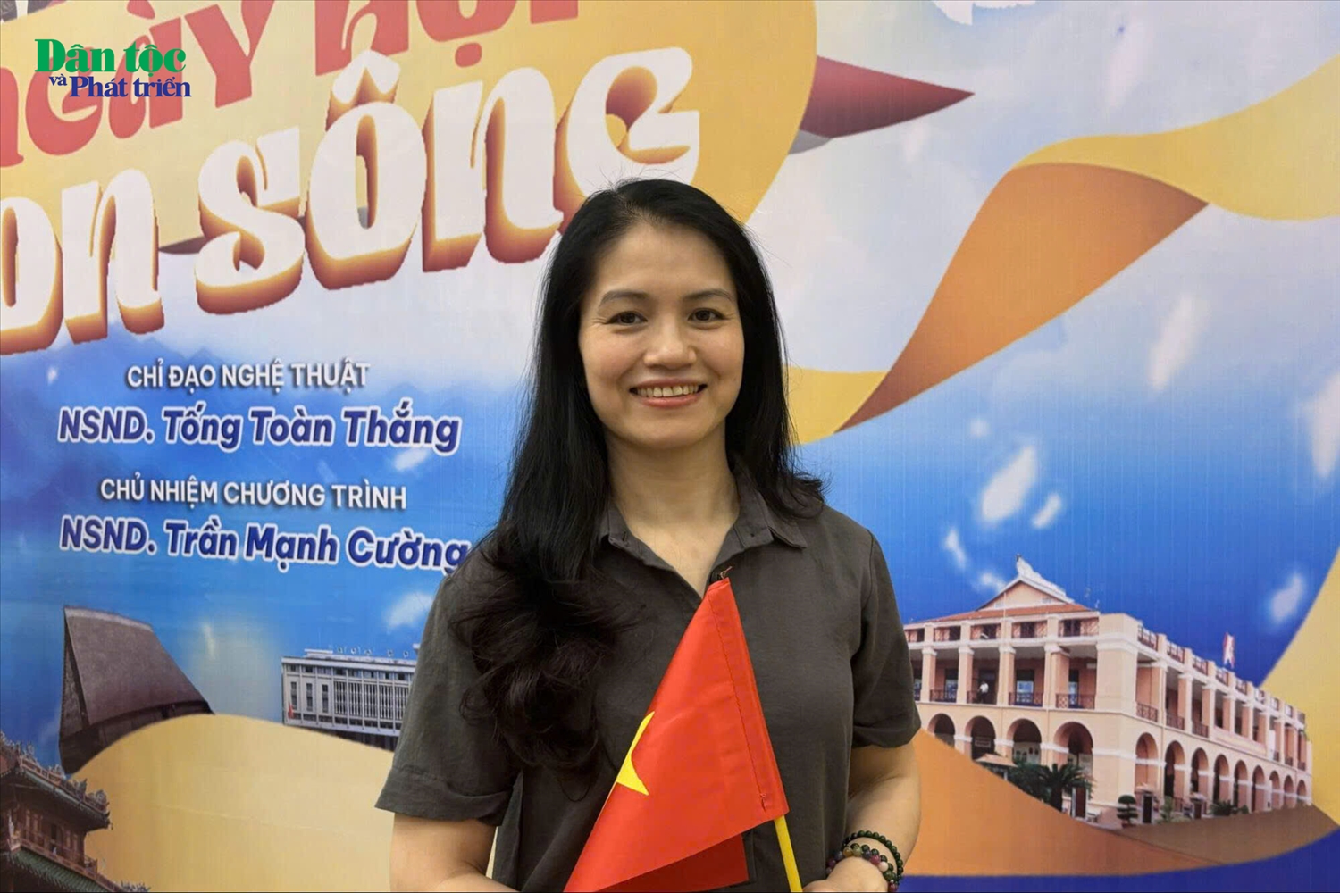 Chị Hà Lê (Bình Dương) chia sẻ: Tôi đã từng nghĩ xiếc chỉ đơn thuần là những màn nhào lộn, ảo thuật… Nhưng đến đây, tôi mới biết mỗi tiết mục đều gửi gắm thông điệp riêng về niềm tự tôn dân tộc. Tôi mong ngày càng có nhiều sự kiện ý nghĩa như này để giữ gìn và lan tỏa những giá trị văn hóa truyền thống.
