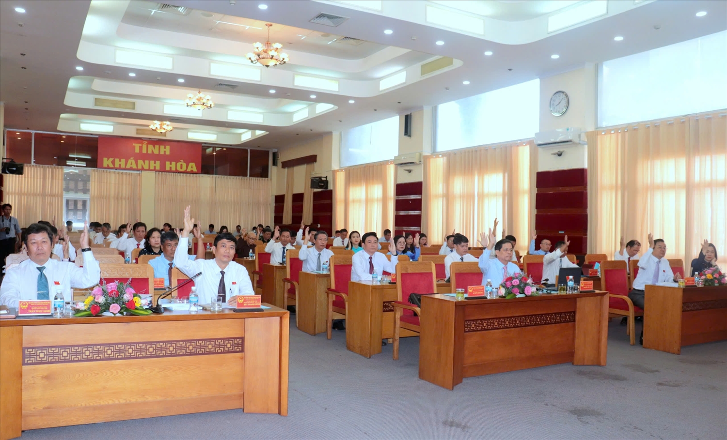 Các đại biểu HĐND tỉnh Khánh Hòa biểu quyết thông qua nghị quyết tán thành chủ trương hợp nhất tỉnh Khánh Hòa và Ninh Thuận