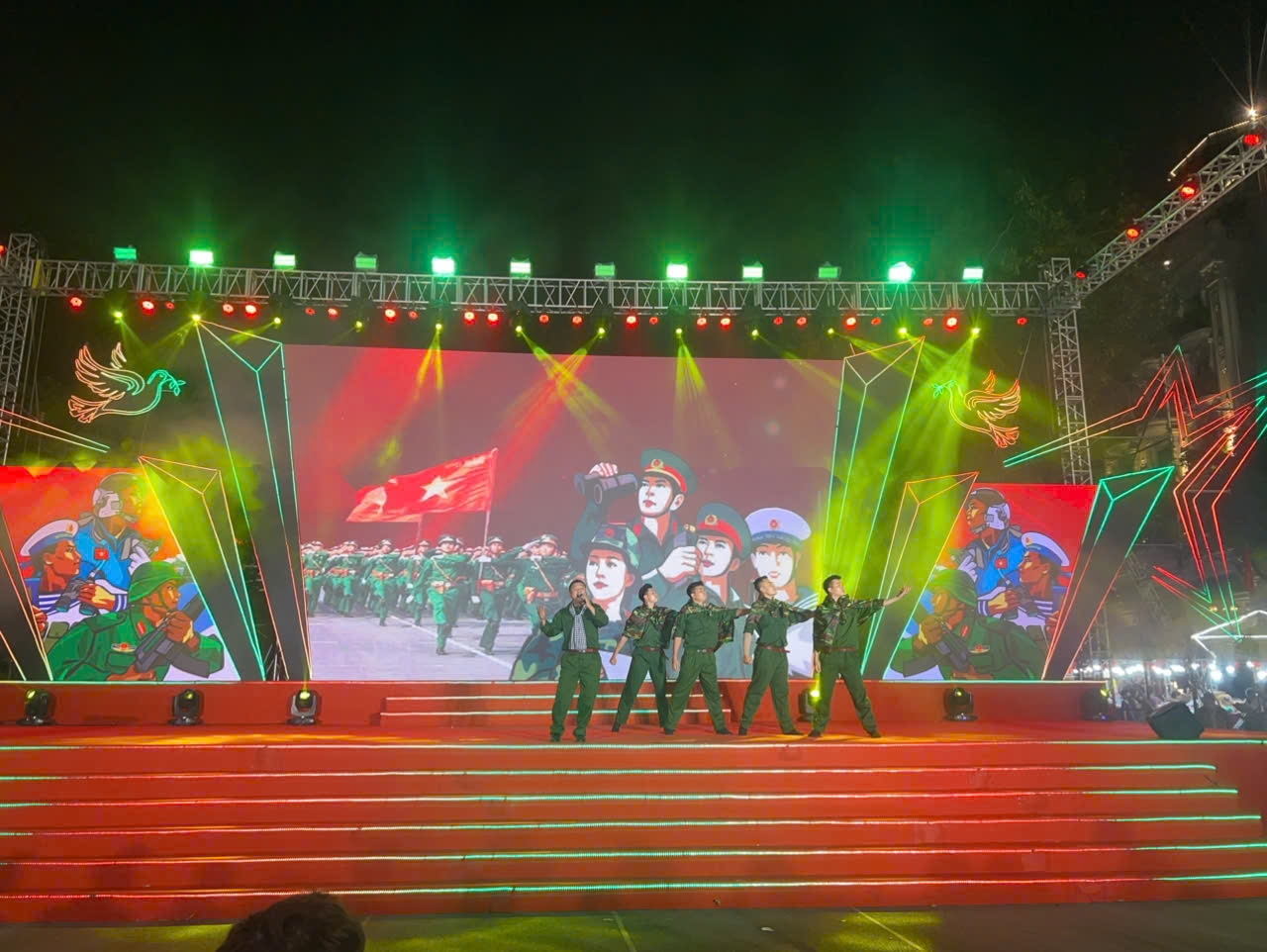 Chương trình nghệ thuật còn ca ngợi truyền thống đấu tranh cách mạng của dân tộc, về tầm vóc, giá trị lịch sử vĩ đại, ý nghĩa to lớn, sâu sắc của Ngày Giải phóng miền Nam, thống nhất đất nước 30/4