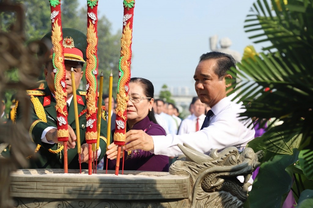 Lãnh đạo tỉnh TP. Hồ Chí Minh dâng hương tưởng niệm các Anh hùng liệt sĩ