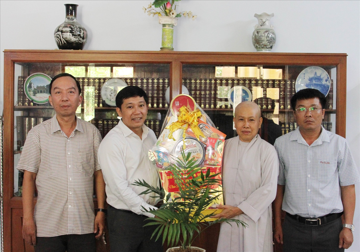 Ông Bạch Văn Dương, Phó Giám đốc Sở Dân tộc và Tôn giáo tỉnh Ninh Thuận thăm, tặng quà trụ trì chùa Diệu Ấn (phường Phước Mỹ, TP. Phan Rang- Tháp Chàm). 
