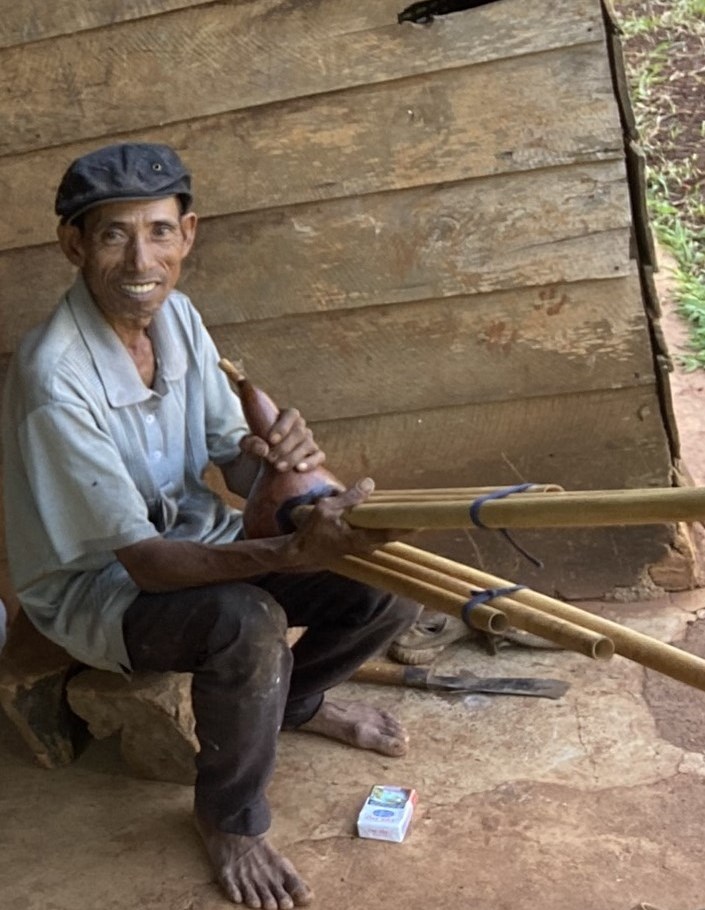 Phút ngẫu hứng của ông Dinh Hớt với kèn đinh năm.