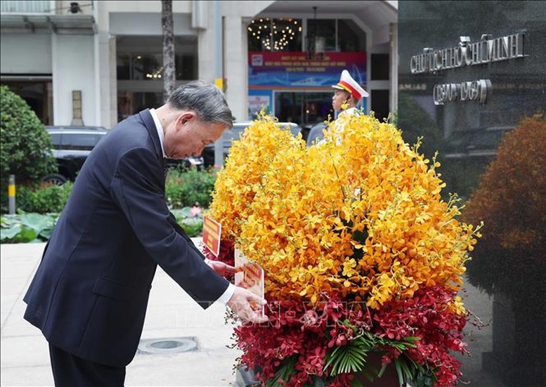 Tổng Bí thư Tô Lâm dâng hoa tưởng niệm Chủ tịch Hồ Chí Minh