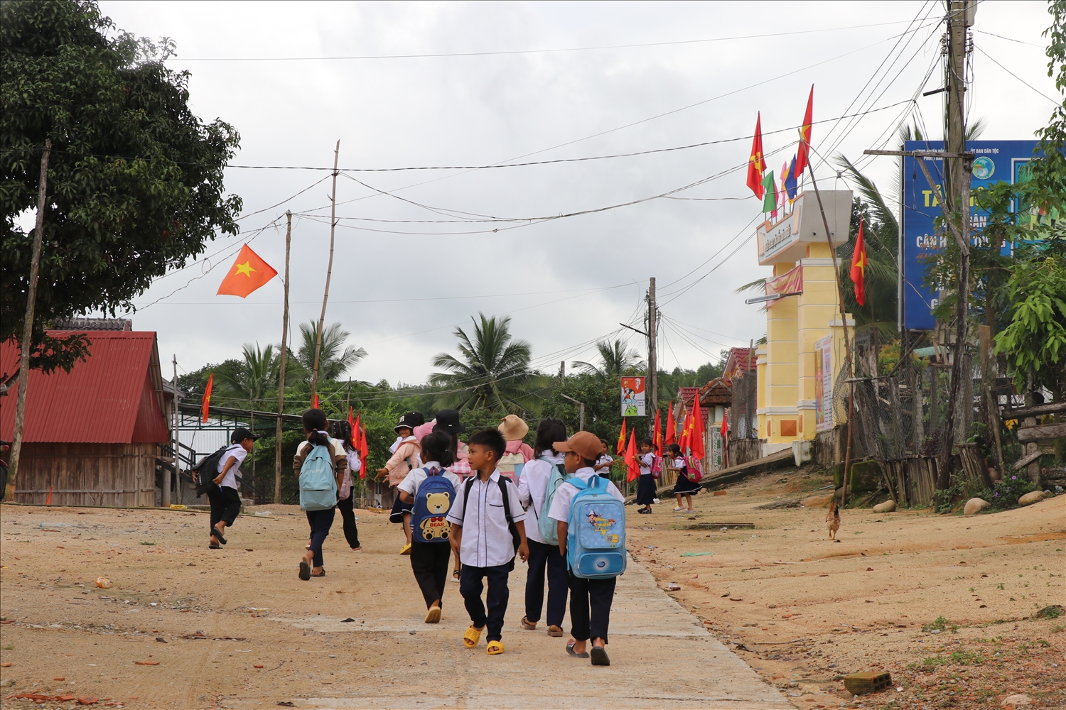 Hầu hết trẻ em ở Phú Mỡ trong độ tuổi đi học đều được đến trường