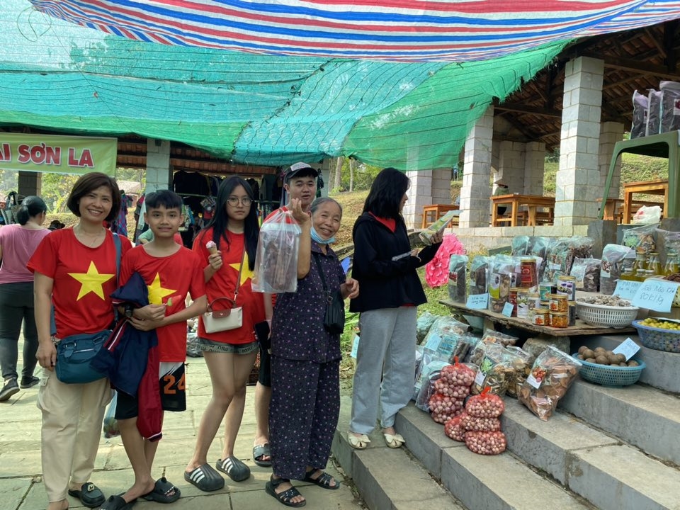 Du khách thích thút rải nghiệm phiên chợ