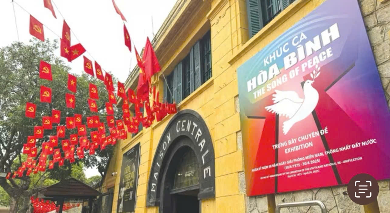Tại di tích lịch sử Nhà tù Hỏa Lò (Hà Nội) trưng bày chuyên đề “Khúc ca Hòa bình”