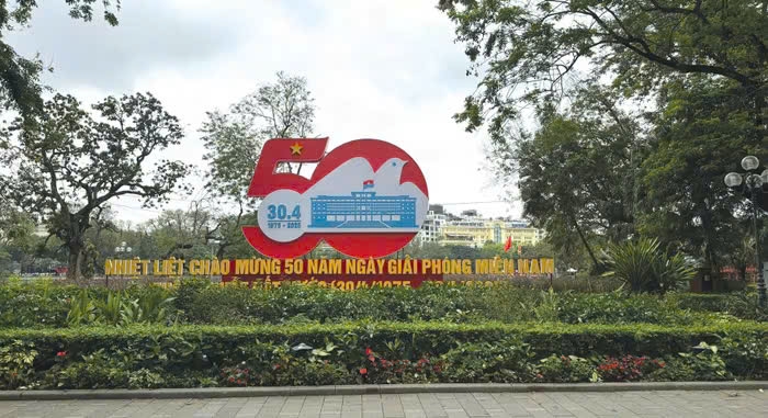 Biểu tượng Kỷ niệm 50 năm ngày Giải phóng Miền nam, thống nhất đất nước được trang hoàng nổi bật quanh hồ Hoàn Kiếm