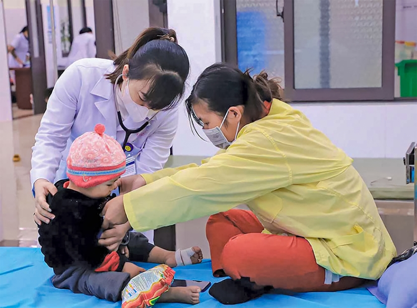 Bác sỹ Trung tâm Y tế huyện Bình Liêu ân cần thăm khám, theo dõi tình hình bệnh nhân nhi đang điều trị