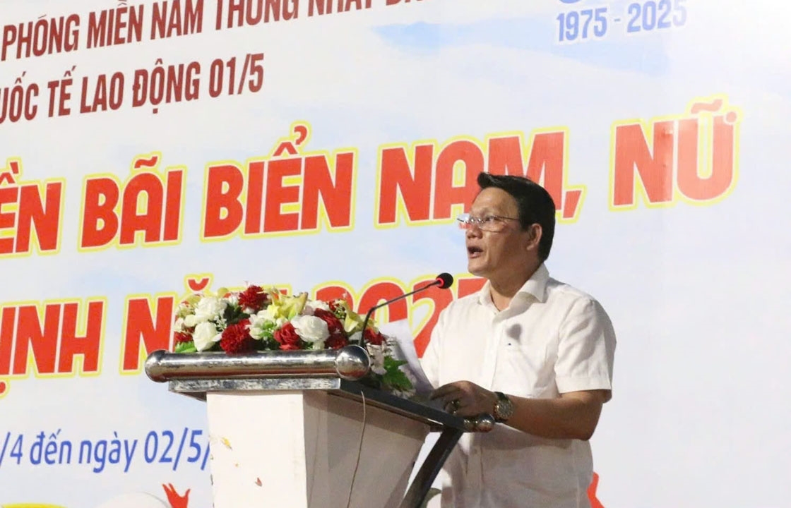 Ông Bùi Trung Hiếu - Phó Giám đốc Sở Sở Văn hóa Thể thao và Du lịch Bình Định phát biểu khai mạc giải bóng chuyền bãi biển nam – nữ mở rộng
