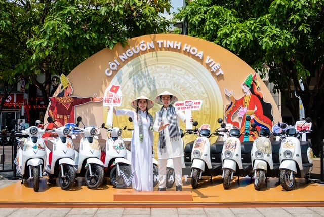 (chuyên đề) Người dân TP.HCM hào hứng “check in” tại triển lãm “50 Hành trình - Một Tương lai Xanh” của VinFast 1