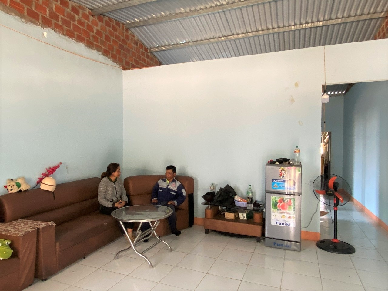 Chị Y Hút, thôn Đăk Trăm, xã Đăk Trăm đã đóng 46 triệu tiền đối ứng, tiền làm hồ sơ cho bà Y Phím để làm “nhà tình thường” nhưng căn nhà hoàn thiện không như cam kết 