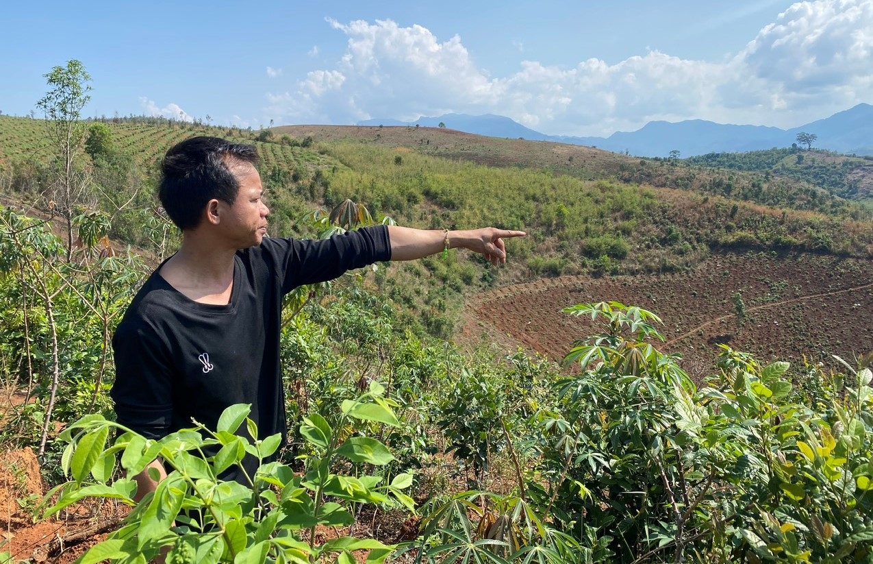 Giờ đây, anh A Phú, thôn Tê Pên, xã Đăk Trăm cảm thấy tiếc nuối vì phải bán 1,5 hecta đất rẫy với giá rẻ để đóng tiền đối ứng làm “nhà tình thương”