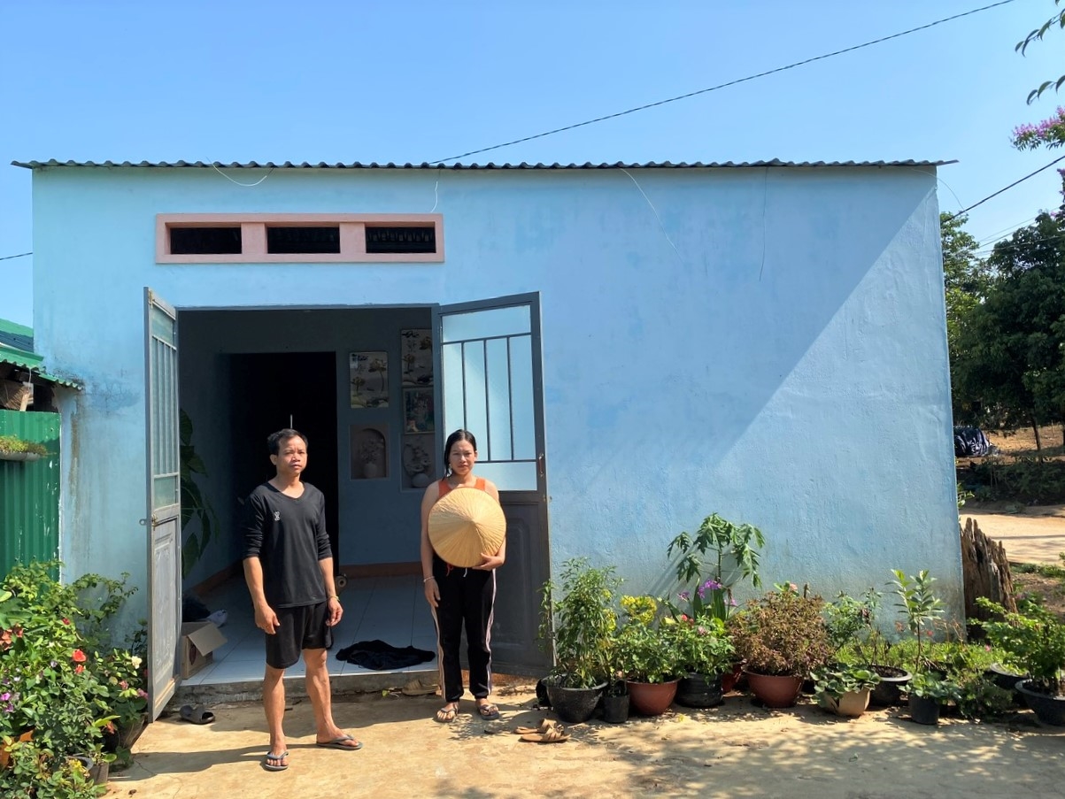 Vợ chồng anh A Phú và chị Y Trang, thôn Tê Pên, xã Đăk Trăm phải bán 1,5 hecta đất để có tiền đóng 50 triệu đồng đối ứng làm “nhà tình thương”