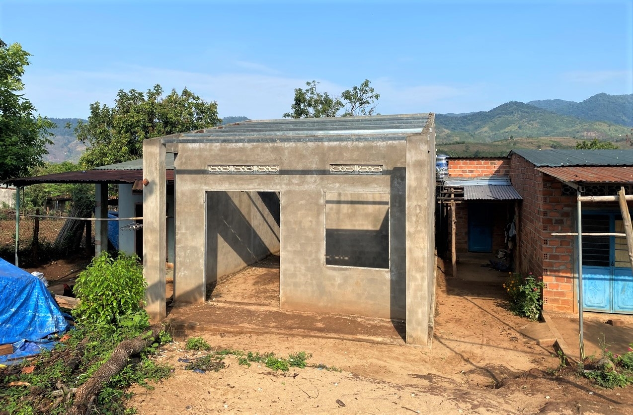 Doanh nghiệp tài trợ dừng thi công, những căn “nhà tình thương” trở nên dang dở 