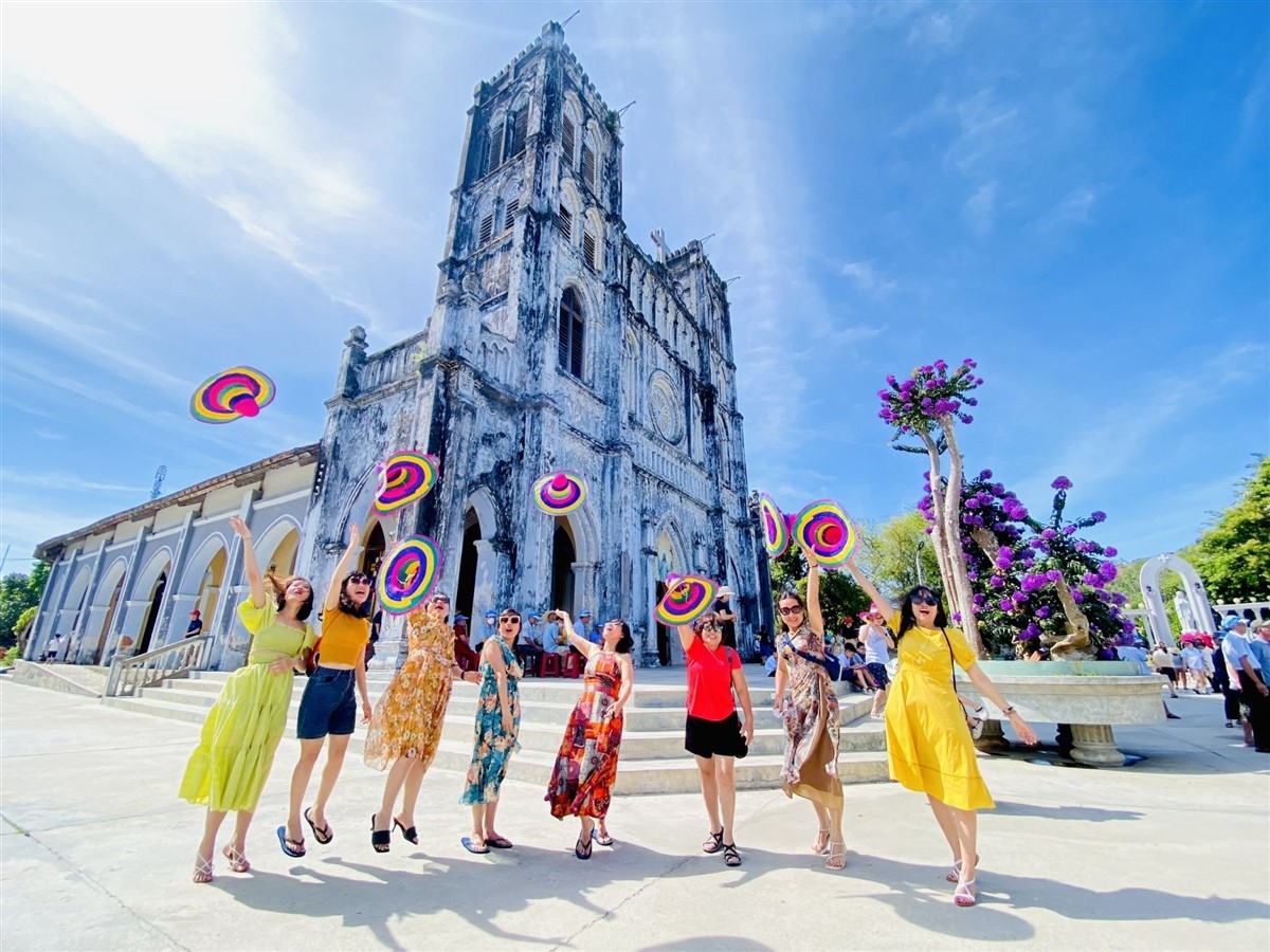 Nhà thờ Mằng Lăng mang một nét cổ kính, cuốn hút khách du lịch