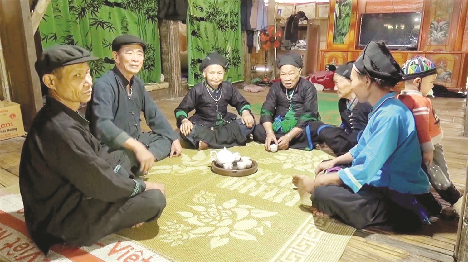 Vai trò của các già làng, trưởng bản và Người có uy tín trong cộng đồng rất quan trọng trong việc truyền tải thông tin đến đồng bào