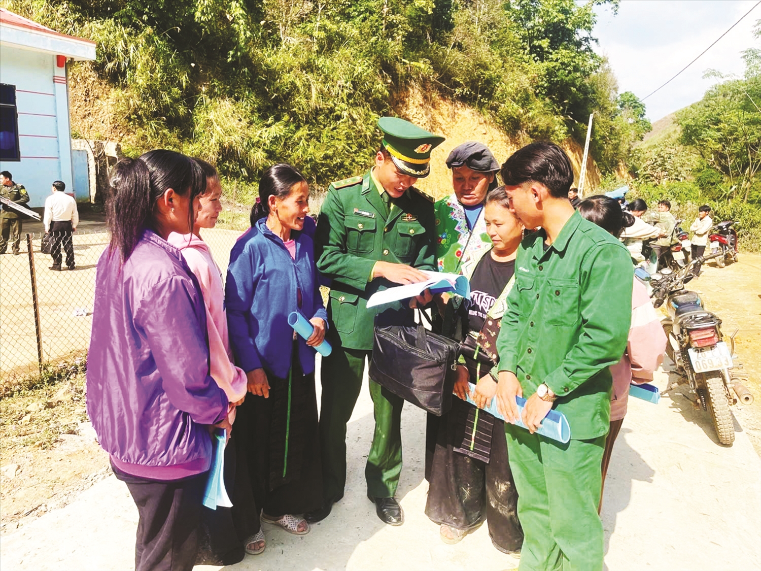 Cán bộ, chiến sĩ Đồn Biên phòng Nậm Lạnh, huyện Sốp Cộp, tỉnh Sơn La phổ biến giáo dục pháp luật cho đồng bào DTTS