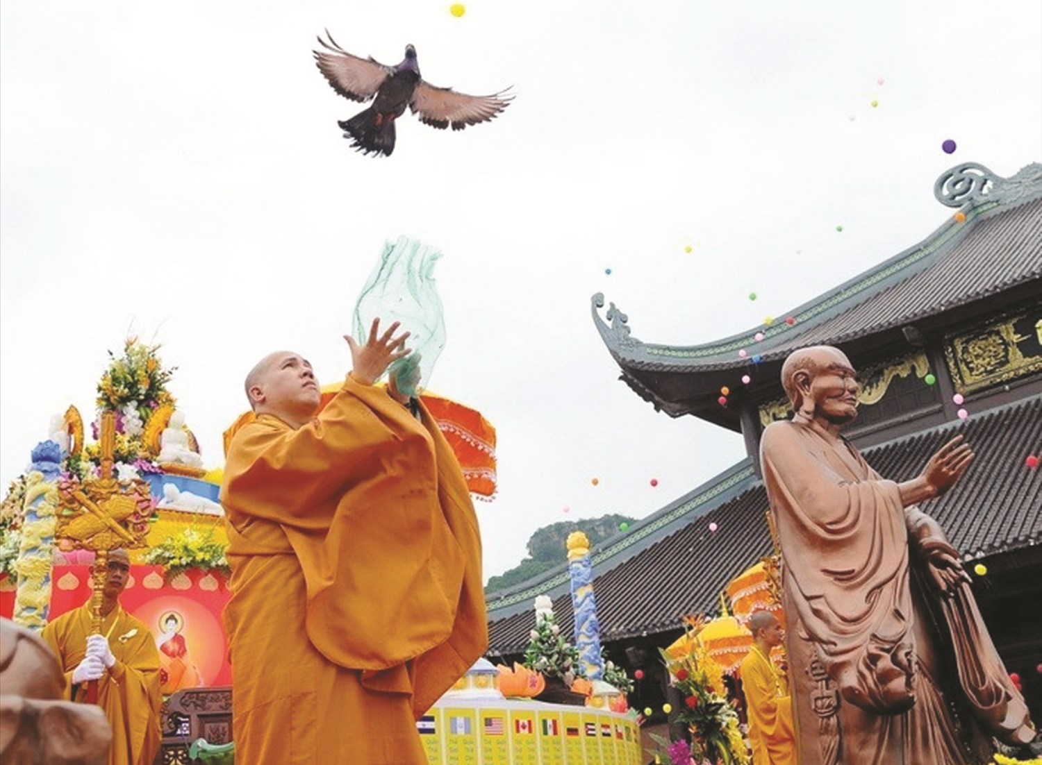 Lễ thả chim bồ câu cầu nguyện hòa bình trong Lễ khai mạc Đại lễ Vesak LHQ năm 2014 tại chùa Bái Đính, tỉnh Ninh Bình. Ảnh: TTXVN