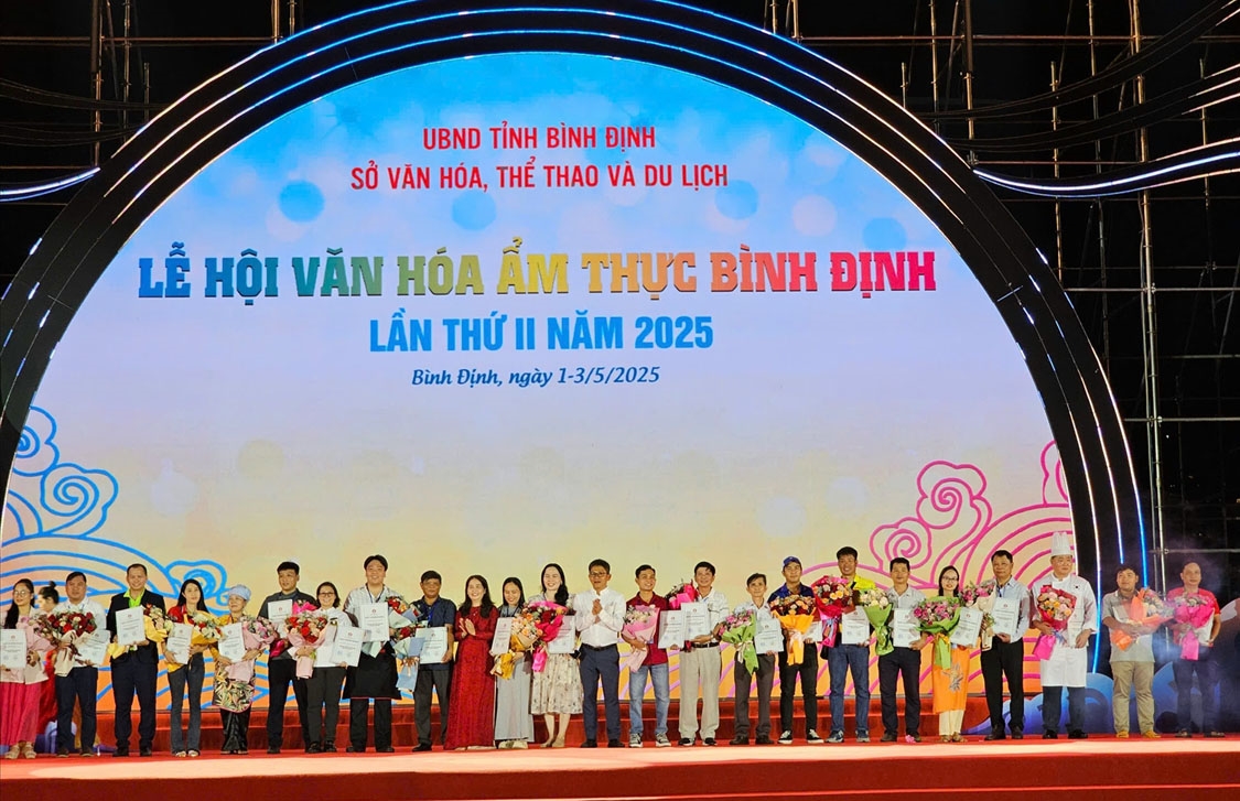 Ban Tổ chức tặng hoa và trao Giấy chứng nhận ghi nhận đóng góp của các đơn vị tham gia gian hàng