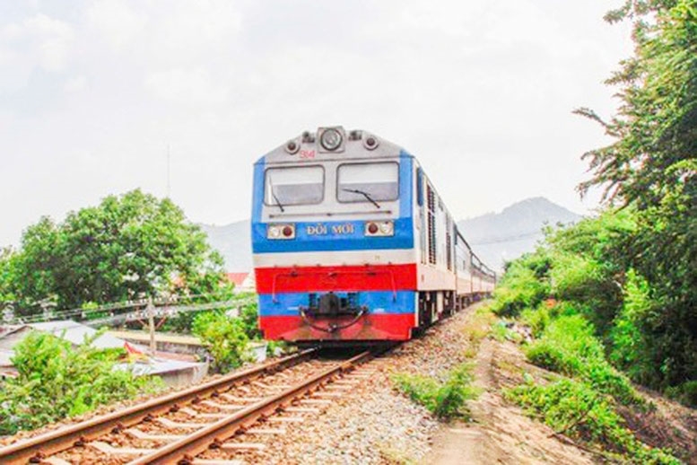 tuyến đường sắt Lào Cai - Hà Nội - Hải Phòng kết nối từ Lào Cai đến ga Nam Hải Phòng, dài khoảng 380 km (kết nối cảng biển cửa ngõ quốc tế Hải Phòng với các khu bến cảng Đình Vũ, Nam Đồ Sơn và Lạch Huyện), đường đôi, khổ 1.435 mm, điện khí hóa
