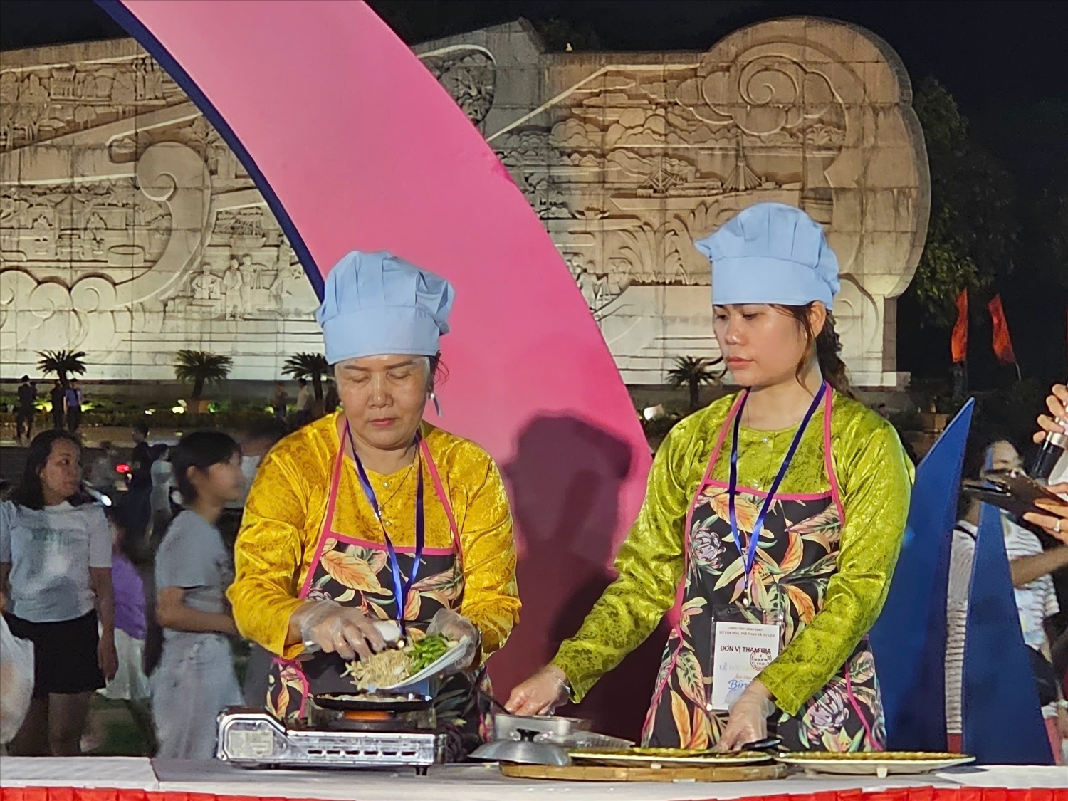 Các đầu bếp trình diễn chế biến món ăn tại không gian quảng diễn ẩm thực