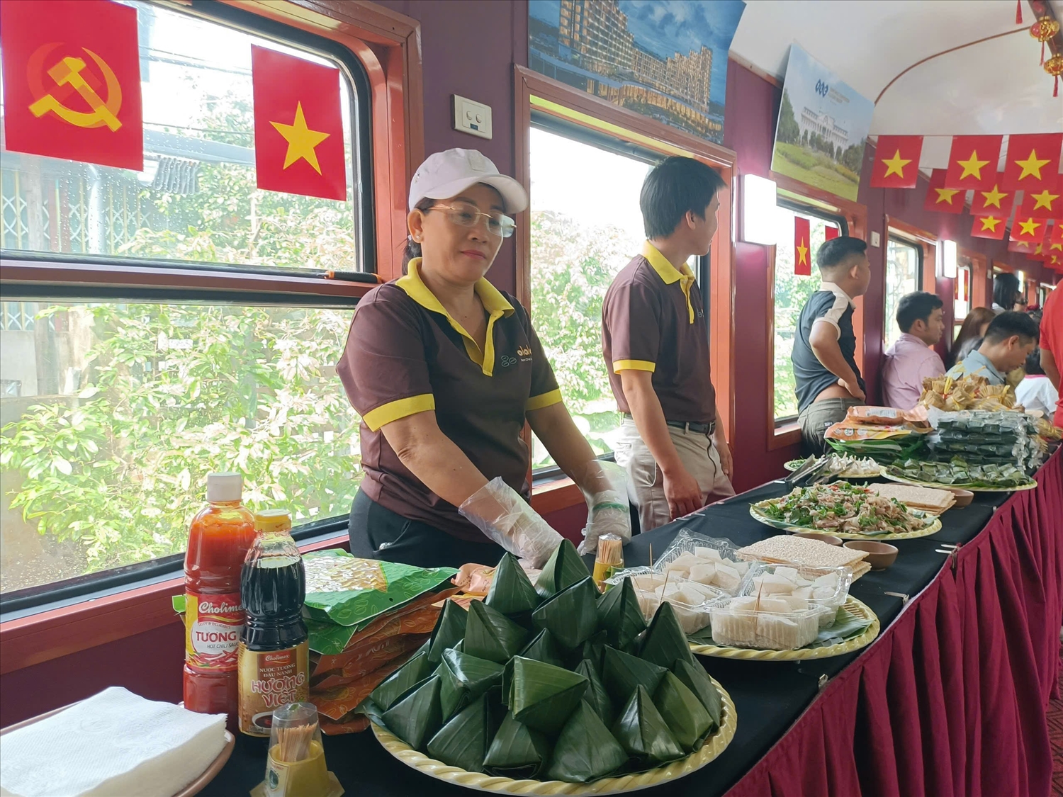 Đặc sản xứ Nẫu được phục vụ ngay trên tàu, mang đến trải nghiệm ẩm thực đậm đà bản sắc Bình Định