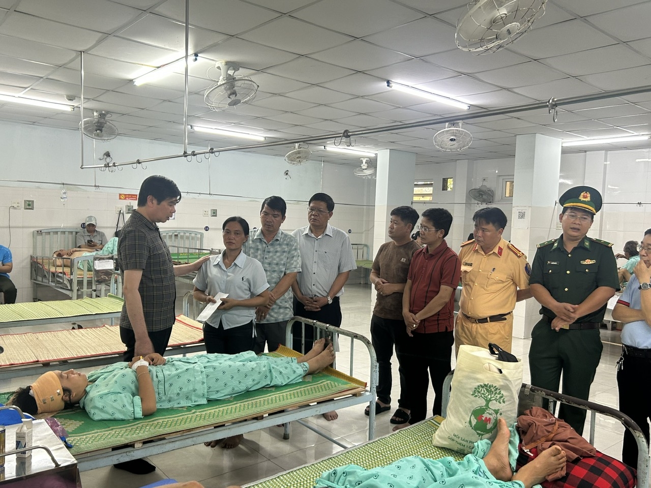 Các cơ quan, ban ngành tỉnh Bình Định thăm hỏi, động viên cháu bé bị thương đang điều trị tại Bệnh viện Đa khoa tỉnh