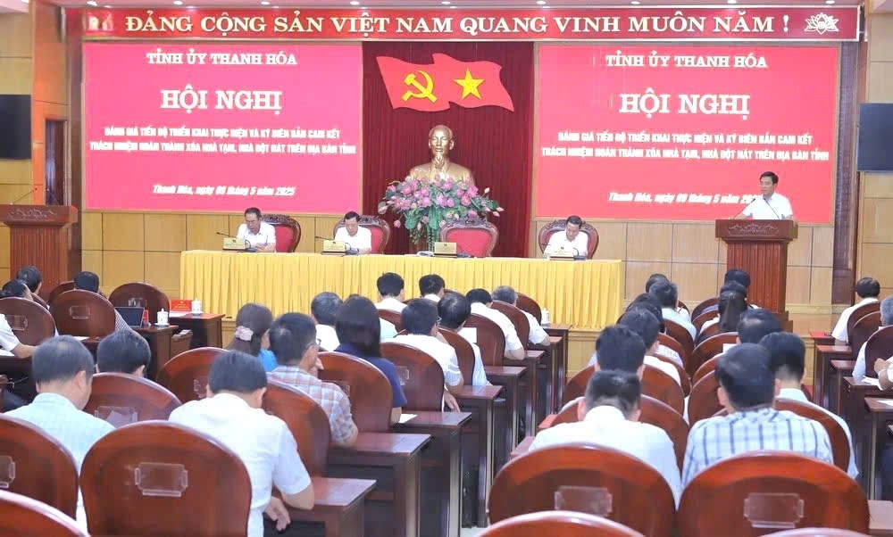 Ban Thường vụ Tỉnh ủy Thanh Hoá tổ chức hội nghị đánh giá tiến độ triển khai thực hiện và ký biên bản cam kết trách nhiệm hoàn thành xóa nhà tạm, nhà dột nát trên địa bàn tỉnh.
