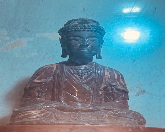 Tượng Phật bằng đồng đen trong chùa