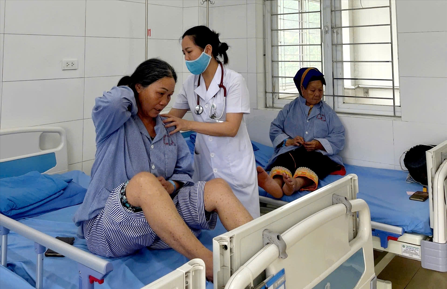 Để đáp ứng công việc chuyên môn, Bác sĩ Triệu Bích Duyên còn phải tranh thủ thời gian đi học thêm tiếng dân tộc Dao để phục vụ người dân (Trong ảnh: Bác sĩ Triệu Bích Duyên đang khám và chữa bệnh cho người dân)