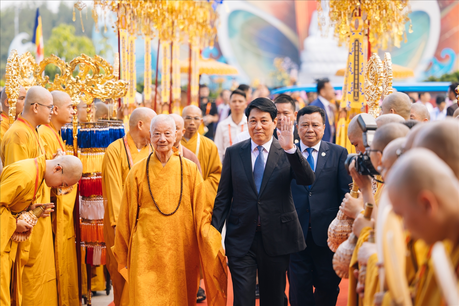 Ủy viên Bộ Chính trị, Chủ tịch nước Cộng hoà xã hội chủ nghĩa Việt Nam Lương Cường và Đại lão Hòa thượng Thích Trí Quảng, Đức Pháp chủ Giáo hội Phật giáo Việt Nam tham dự khai mạc Đại lễ Vesak Liên Hợp Quốc 2025, diễn ra vào sáng 6/5