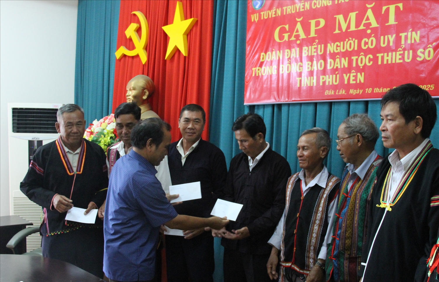 Thừa ủy quyền của lãnh đạo Bộ Dân tộc và Tôn giáo, lãnh đạo Vụ Tuyên truyền công tác dân tộc, tôn giáo trao quà Người có uy tín
