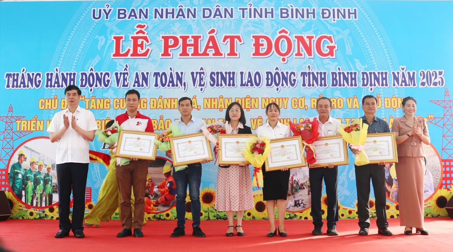 Lãnh đạo UBND tỉnh Bình Định trao Bằng khen cho các tập thể có thành tích xuất sắc tiêu biểu trong việc thực hiện công tác an toàn, vệ sinh lao động giai đoạn 2022-2024